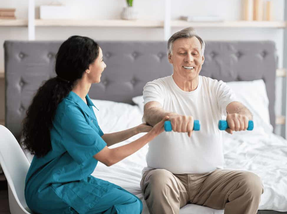Profesional con paciente en Internación domiciliaria Especialista en rehabilitación física trabajando con internación domiciliaria en Mendoza