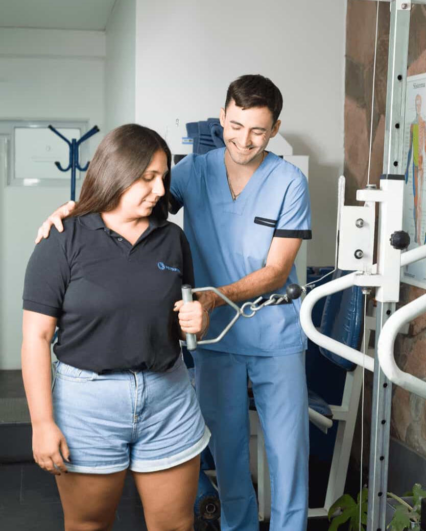 hombre recibiendo tratamiento osteopático para el dolor de espalda (cervicalgia) de Luciano Pastorelli osteópata